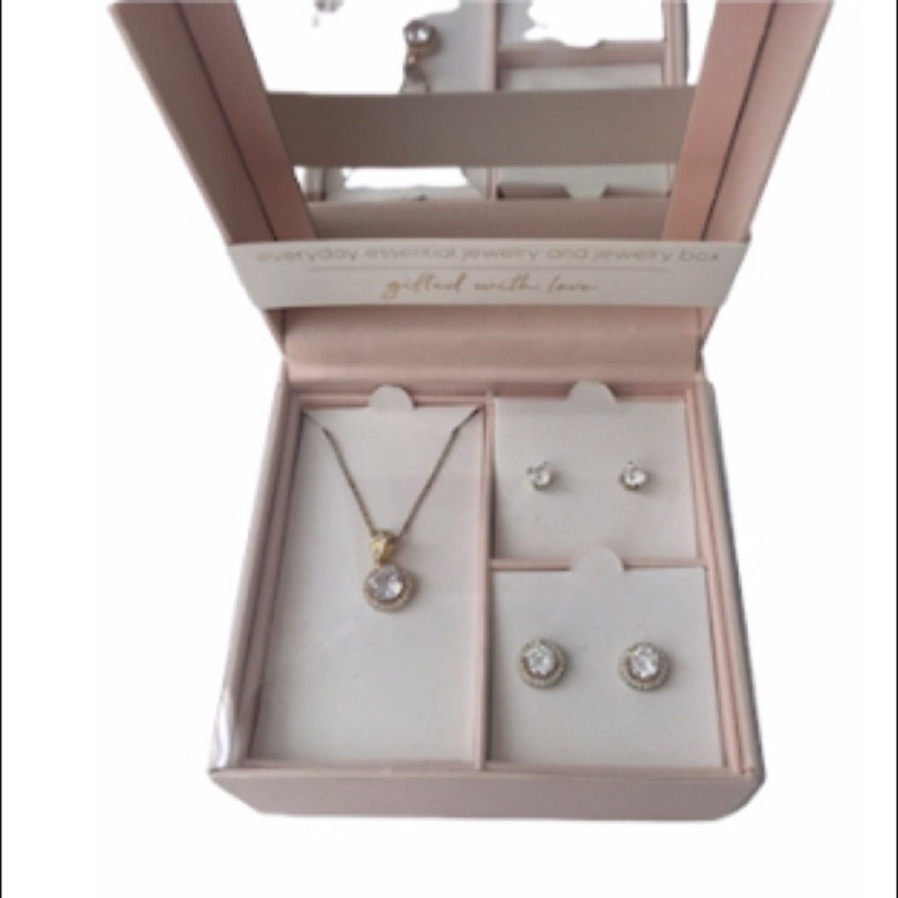 🆕💕 New Necklace, Earrings & Box Gift Set
